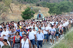 Cientos de fieles acompaan a la Virgen de Flores durante su traslado